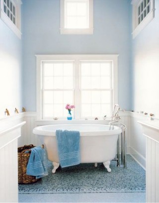 水色の壁のバスルーム