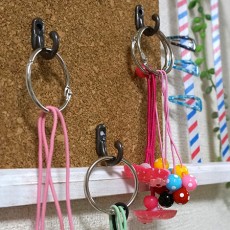 【材料費1000円以下】フォトフレームをリメイク！もう失くさないヘアアクセ収納！