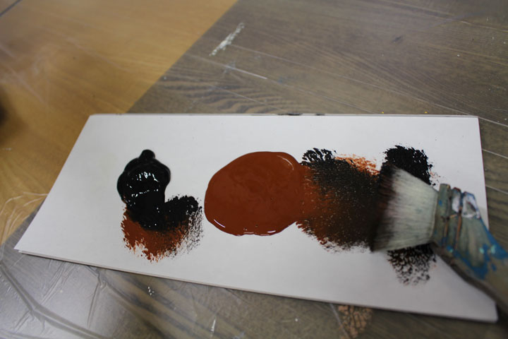 黒と茶のペンキを混ぜる