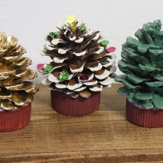 松ぼっくりで作るクリスマスツリーの作り方