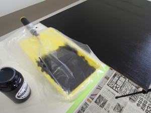 乾かしている間、塗料はラップして乾燥を防ぎます