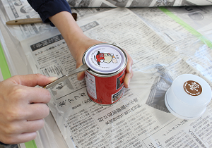 塗料缶を開ける