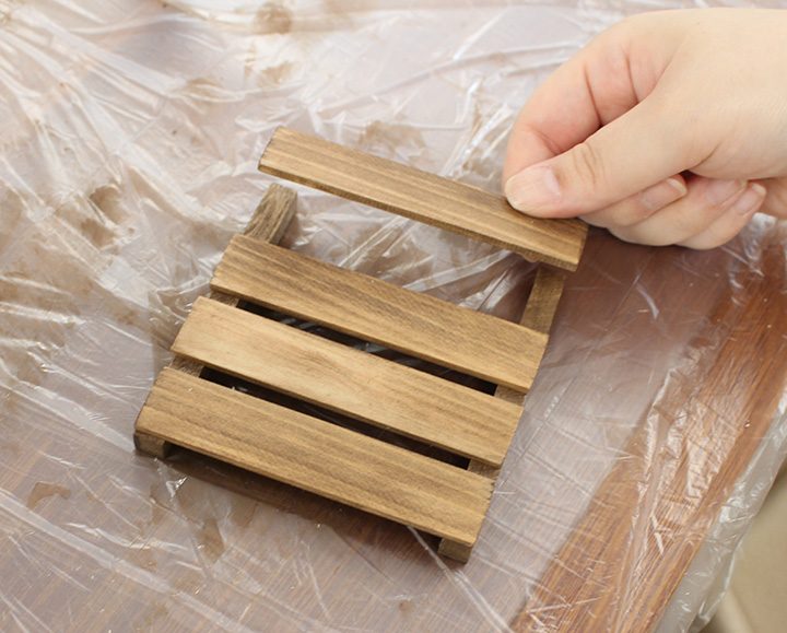 夏休みの工作にバッチリ見た目も可愛い 木材で簡単ミニパレットのコースターをdiy