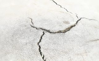 コンクリート床のひび割れや欠け穴におすすめの補修材はコレ